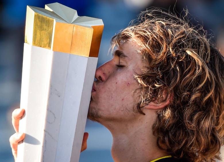 Alexander Zverev se mostró emocionado al besar el trofeo que lo ubica como el ganador del Masters 1.000 de Montreal. FOTO afp 