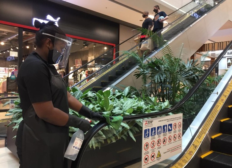 Desinfección de escaleras en el centro comercial Viva Envigado. FOTO EDWIN BUSTAMANTE