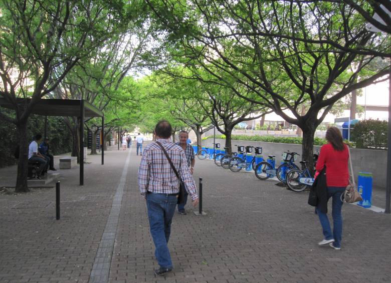 En Pies Descalzos también hay estación de Encicla, allí terminé mi recorrido. Era hora de volver al sur de la ciudad, donde las ciclorrutas brillan por su ausencia. FOTO DANIEL PALACIO