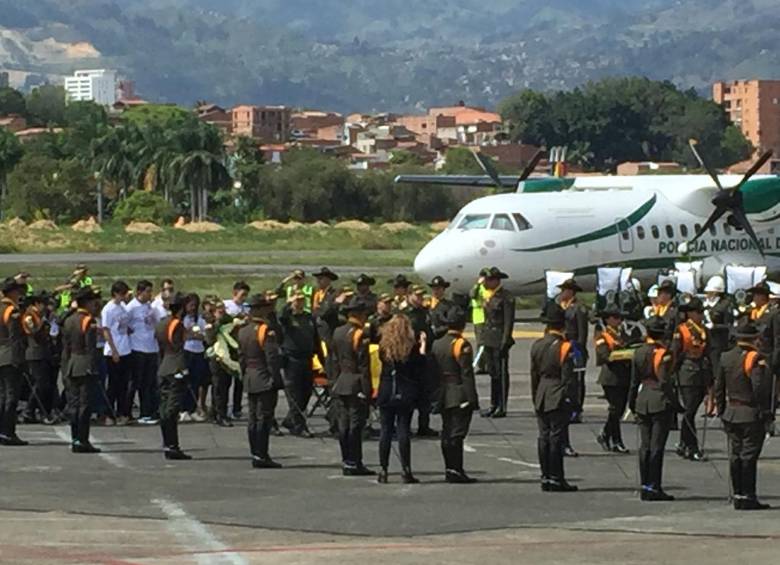Así fue recibido en Medellín el cuerpo de Juan Esteban Marulanda, una de las víctimas antioqueñas del atentado del Eln contra la Escuela de Cadetes General Santander de Bogotá. Foto: Edwin Bustamente