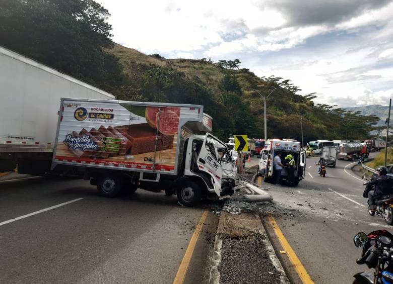Camión chocó contra un poste en la autopista Medellín - Bogotá 