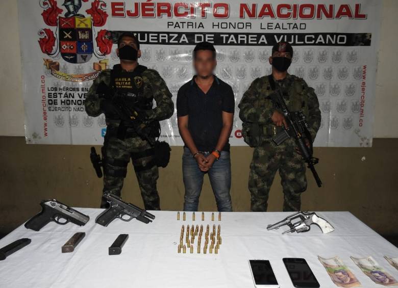 Al hombre le incautaron material de guerra. FOTO Cortesía