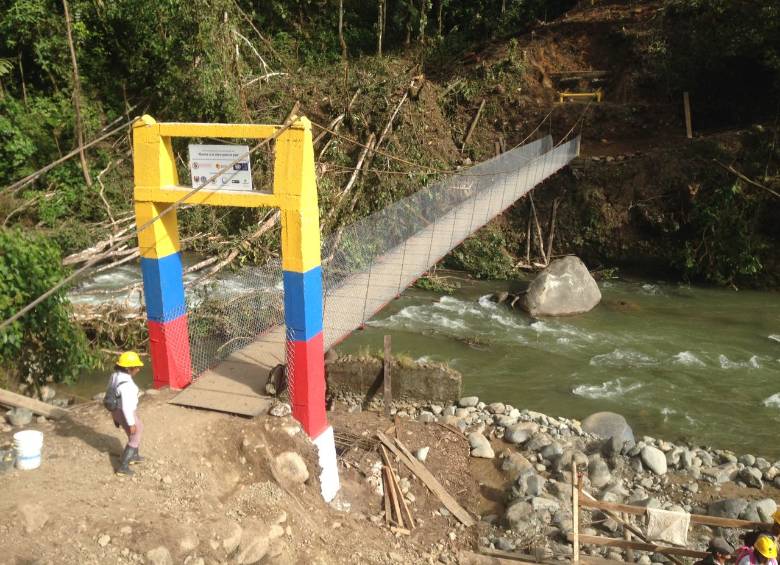 El puente de 40 metros beneficia a 1.500 familias de la zona. FOTO: Fuerza Aérea Colombiana