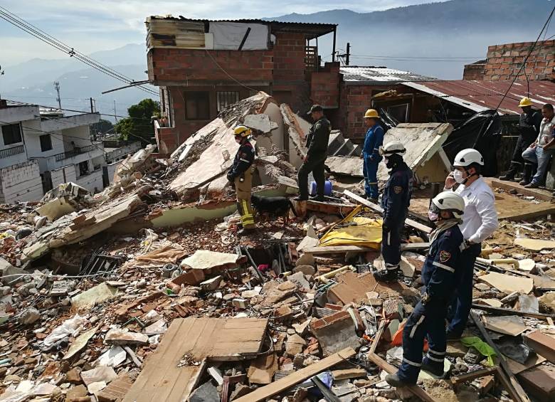 Las labores de rescate se extendieron durante toda la noche. FOTO MANUEL SALDARRIAGA
