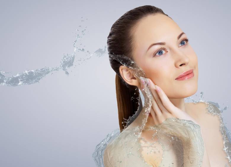 Tanto en hombres como en mujeres la hidratación debe hacerse en la mañana, al levantarse de la cama y al final del día. FOTO sstock