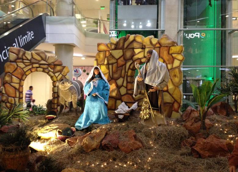 En el Centro Comercial Santafé un enorme pesebre móvil llamaba la atención de los visitantes por sus minuciosos detalles y elaborado montaje. 