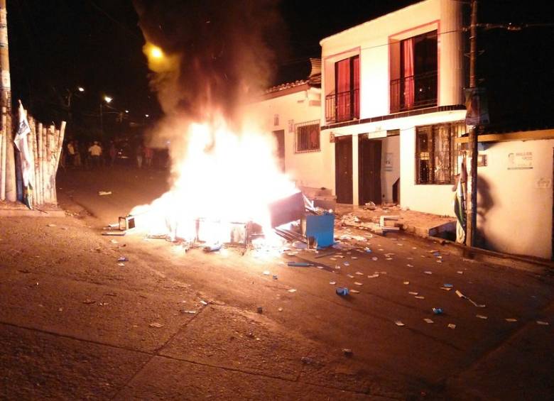 Incendio en la Registraduría del municipio de La Sierra, Cauca. FOTO CORTESÍA. 
