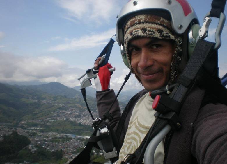 Las autoridades buscan el cuerpo sin vida de Juan Manuel Carrillo Vásquez, un reconocido parapentista antioqueño que se lanzó a nadar en el Lago Calima y no volvió a salir. FOTO CORTESÍA