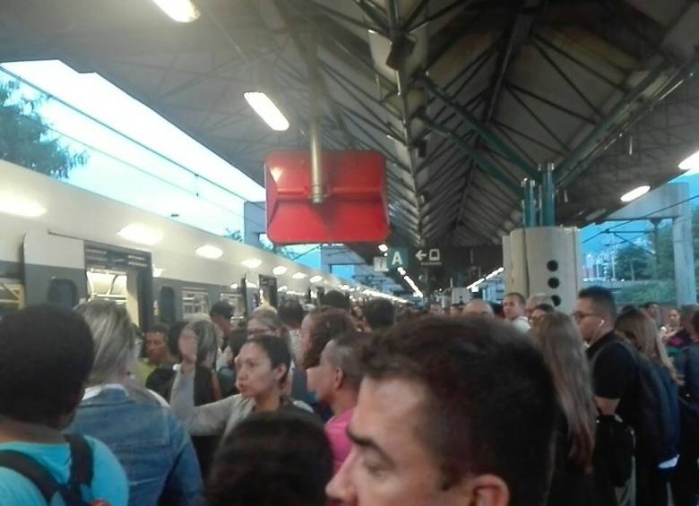 Usuarios del Metro fueron evacuados de las estaciones afectadas. FOTO TWITTER DANIGIRALDOA_