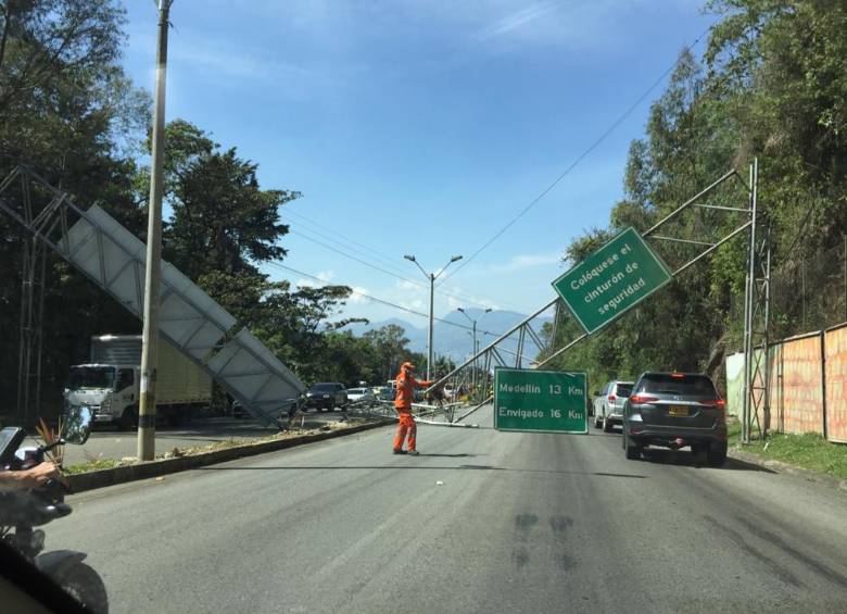 El aviso informativo cayó sobre la vía. FOTO: Cortesía Guardianes de Antioquia