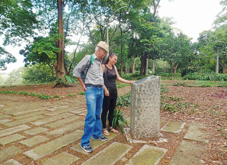 1. Bernardo Tobón y su hija Diana se enteraron por la placa del motivo del cambio de nombre de este parque 2. El Diego Echavarría es ideal para que los papás lleven a sus hijos 3. El de Belén Malibú es aprovechado por los vecinos para pasear las mascotas. FOTOS ANGERY LOZANO.