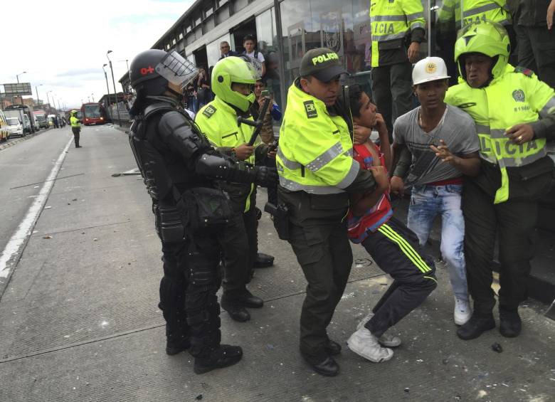 Durante los desmanes que comenzaron por la protesta de los usuarios ante la demora en el servicio, 21 articulados y tres buses alimentadores terminaron con los vidrios rotos. FOTO COLPRENSA