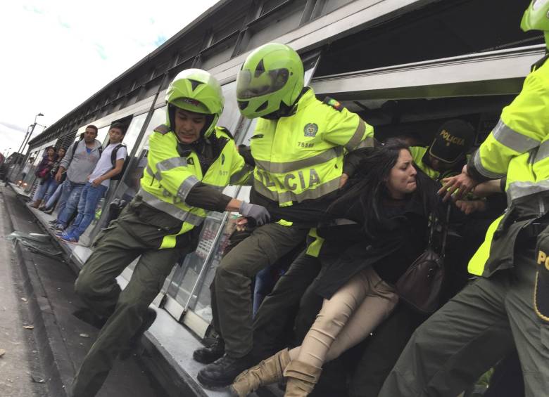 Durante los desmanes que comenzaron por la protesta de los usuarios ante la demora en el servicio, 21 articulados y tres buses alimentadores terminaron con los vidrios rotos. FOTO COLPRENSA
