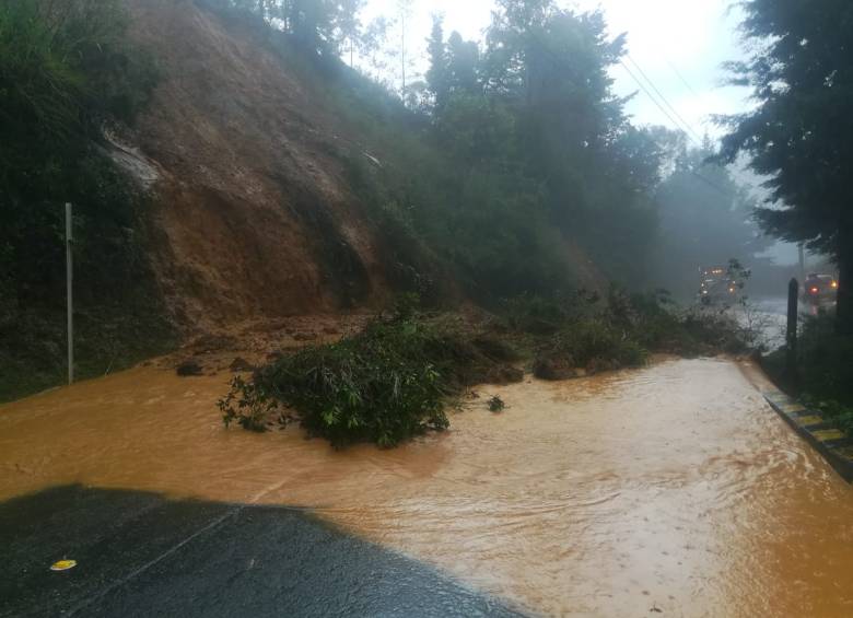 Así quedó taponada la vía a Santa Elena por las lluvias del sábado de esta semana. FOTO CORTESÍA TWITTER VÍAS CONCESIONADAS