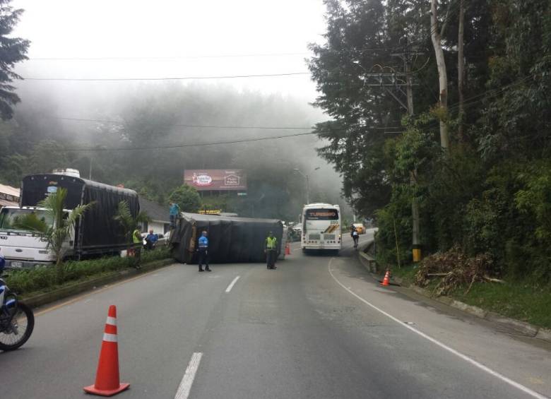 El camión se volcó en el sector conocido como El Peñasco. Foto Cortesía