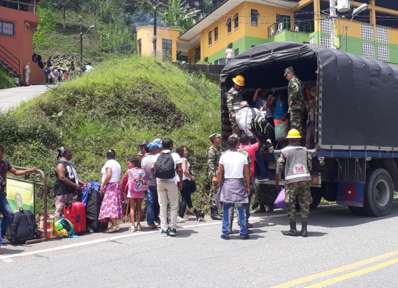 Evacuación de los habitantes en las riveras del Río Cauca. FOTO EJÉRCITO