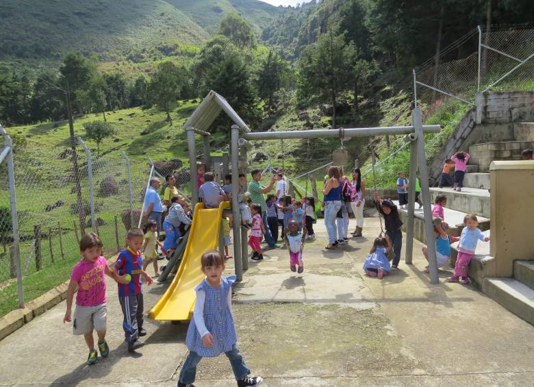 Con una escuela en el nororiente de Medellín, comenzó la labor de Fenalco Solidario. FOTO cortesía
