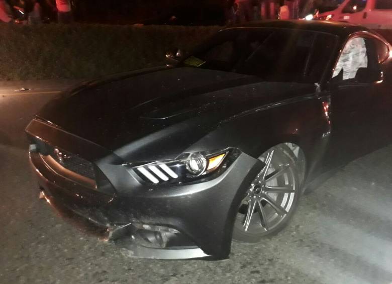 Así quedó el carro en el que se movilizaba el cantante de música urbana, luego de un concierto en el municipio de Caldas. FOTO: Cortesía.