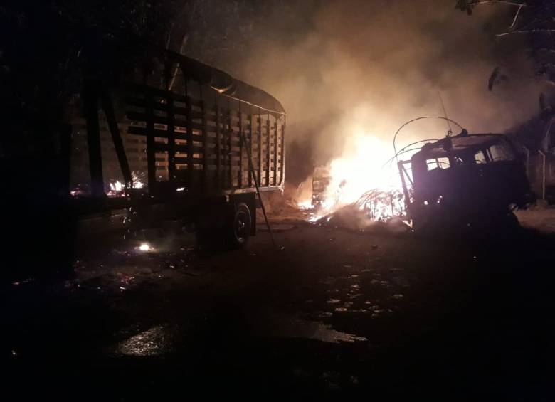 Supuestos guerrilleros del Eln salieron en el sector Puerto Raudal de la vía que comunica a Medellín con Caucasia y quemaron cinco vehículos de carga y le dispararon a otro. FOTO Cortesía atc