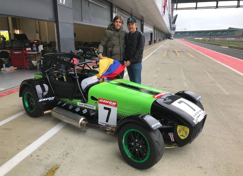 En el autódromo de Silverstone con su Padre Jorge Darío, quien también fue automovilista.