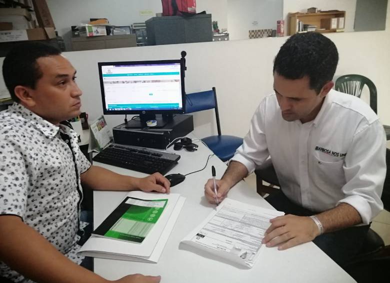 El candidato Juan David Rojas, durante el acto de inscripción en la Registraduría. FOTO Cortesía