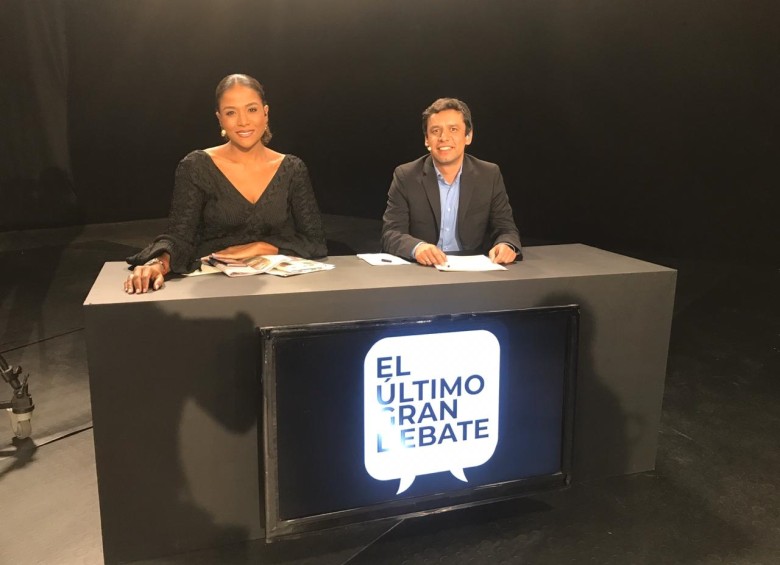 Los moderadores Mabel Lara y Felipe Morales listos para poner a los candidatos contra la pared. FOTO ESTEBAN VANEGAS