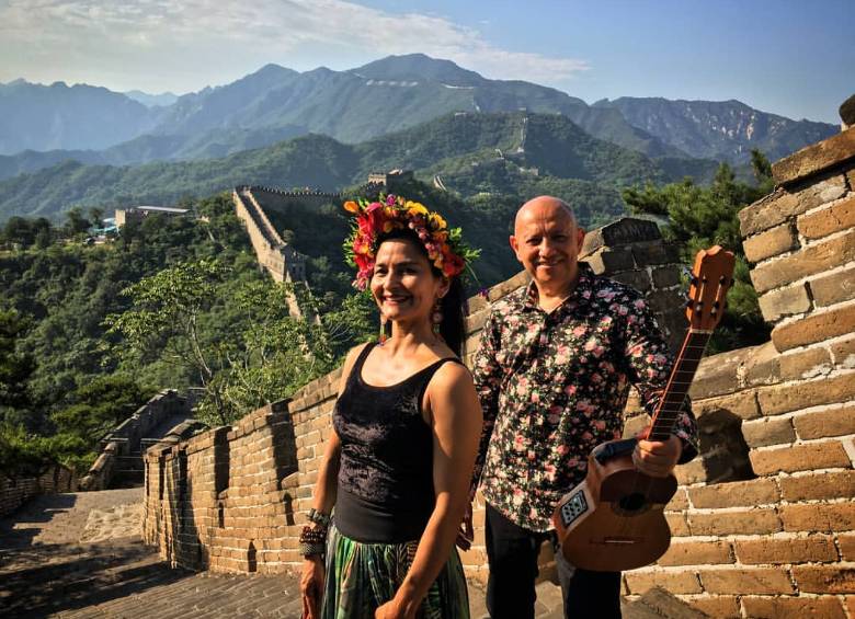 Carlos “Cuco” Rojas junto a su compañera sentimental, la cantante Ana Veydó. Foto: Instagram cimarroncolombia.