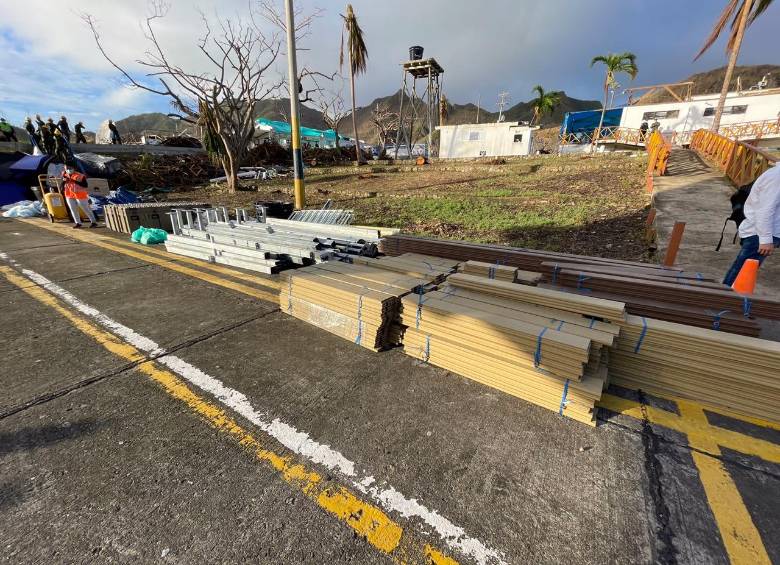 A la isla ya han empezado a llegar materiales, como madera y tejas, para la reconstrucción. FOTO Colprensa