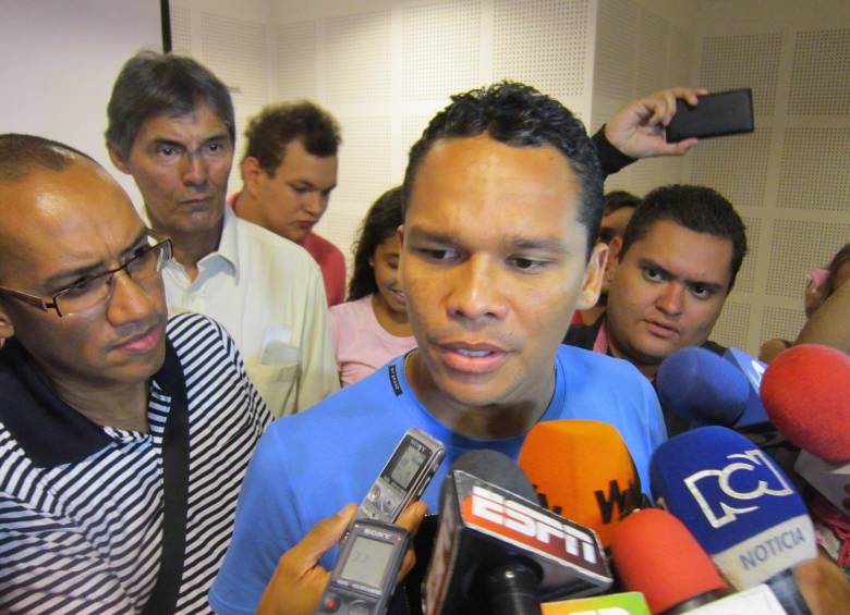 Cargado de ilusiones y con mucha convicción viajó este sábado Carlos Bacca Ahumada a territorio italiano para incorporarse a Milán. FOTO COLPRENSA