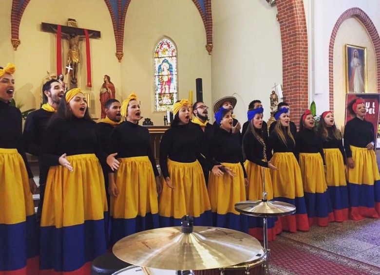 Los integrantes de Soul Gospel Medellín cantaron en Polonia con todo el color colombiano. FOTO Cortesía