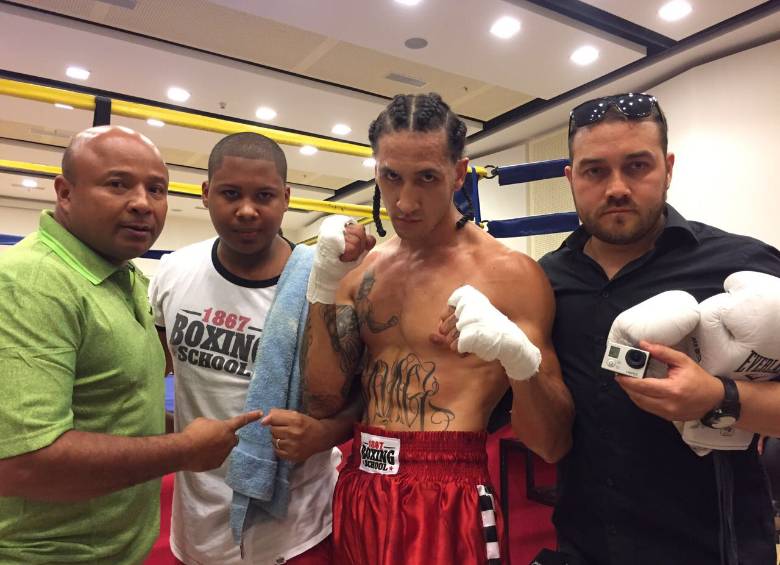 Alejo Múnera, invicto, con Beibis Mendoza, entrenador (verde) y Jesús Orrego, manejador (derecha). FOTO cortesía MMA Colombia 