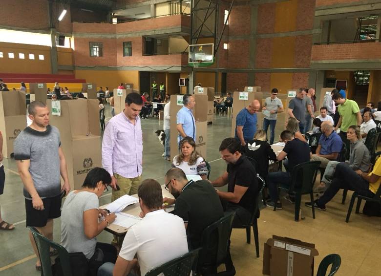 En la apertura de mesas en el Inem sí se vieron largas filas de personas votando la Consulta Anticorrupción. Foto: Robinson Sáenz