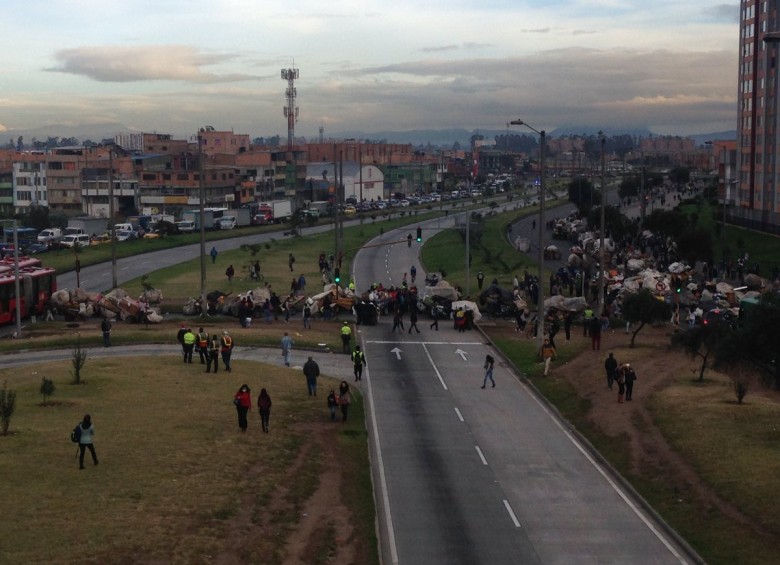 Los recicladores bloquean la Avenida Las Américas en Bogotá. FOTO @WILLIFER84