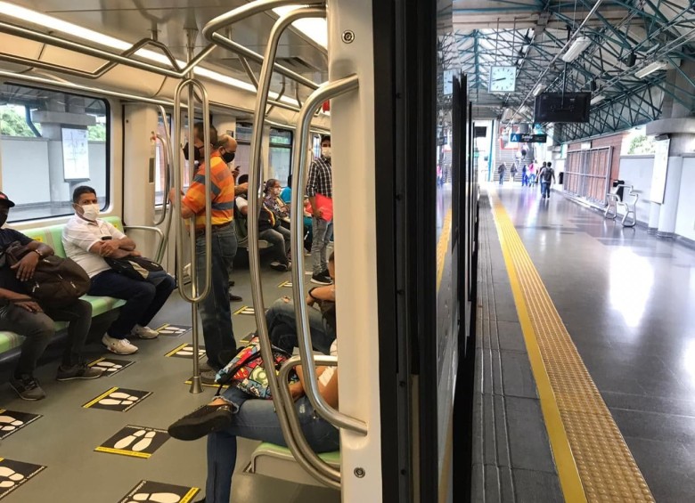 En la madrugada mermaron pasajeros en el Metro, pero más tarde aumentaron