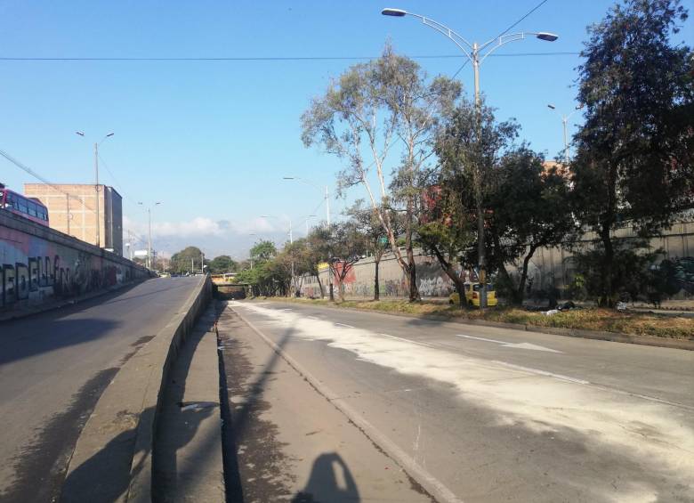 Fue necesario cerrar la vía para limpiar los restos de combustible. Foto: Twitter - Diana Jaramillo P.