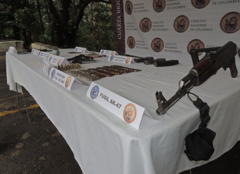 Armas incautadas a “Nani” y “Samir”, FOTO CORTESÍA EJÉRCITO