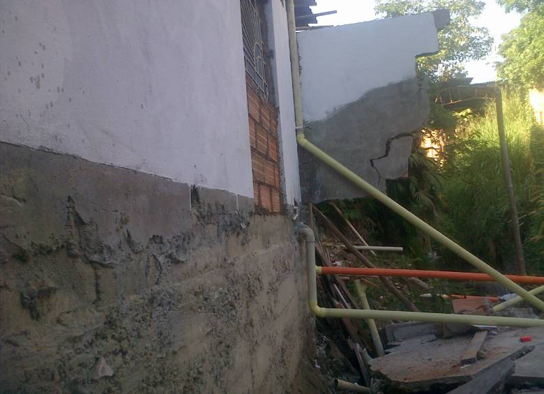 El muro se colapsó por las casas que se construyeron encima, según confirmó el director del Dagrd Carlos Gil. FOTO CORTESÍA