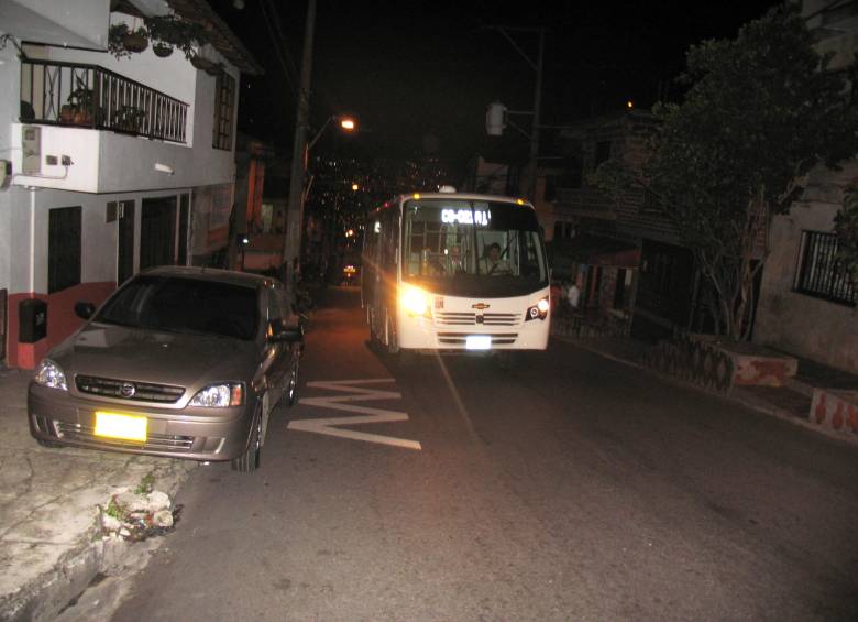 Parqueadero de alimentadores de la Cuenca 6, en Manrique Central, ocupado por carro particular. Foto Rodrigo Martínez
