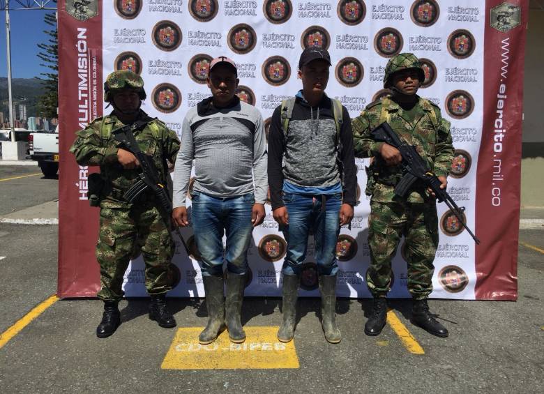 Alias “Yepes” (izquierda) y alias “Calucho”, fueron detenidos en la vereda El Roblal, de Briceño. FOTO Cortesía Ejército