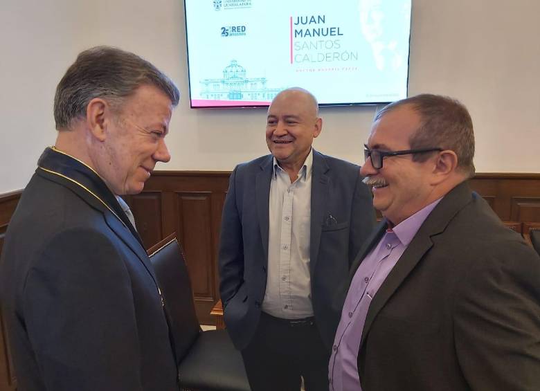 Expresidente Juan Manuel Santos presenta su libro ‘La batalla por la paz’ en compañía de Rodrigo Londoño en la Feria del Libro de Guadalajara. FOTO: COLPRENSA
