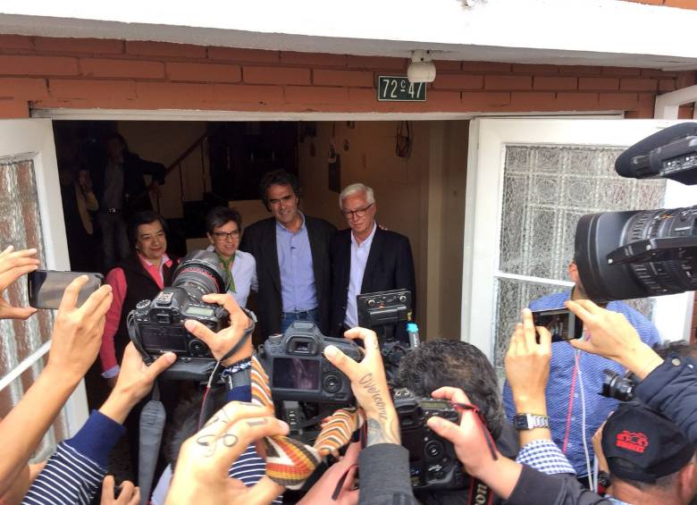 En la casa de la madre de López, los integrantes de la alianza anunciaron la decisión. FOTO Tomada de Twitter @sergio_fajardo