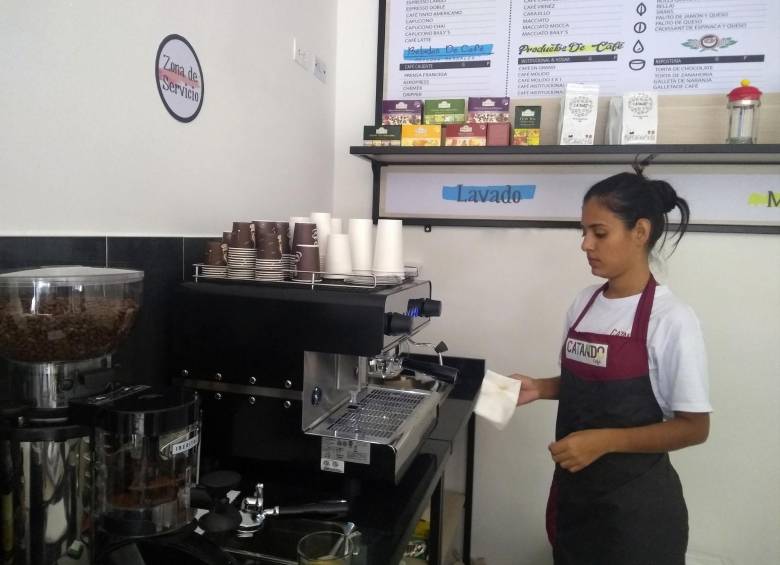 Estefanía Pérez abrió la semana pasada su tienda de café, una franquicia de Cafetos El Cedral, constituida desde hace 14 años por víctimas del conflicto. FOTO Cortesía Expansión empresarial