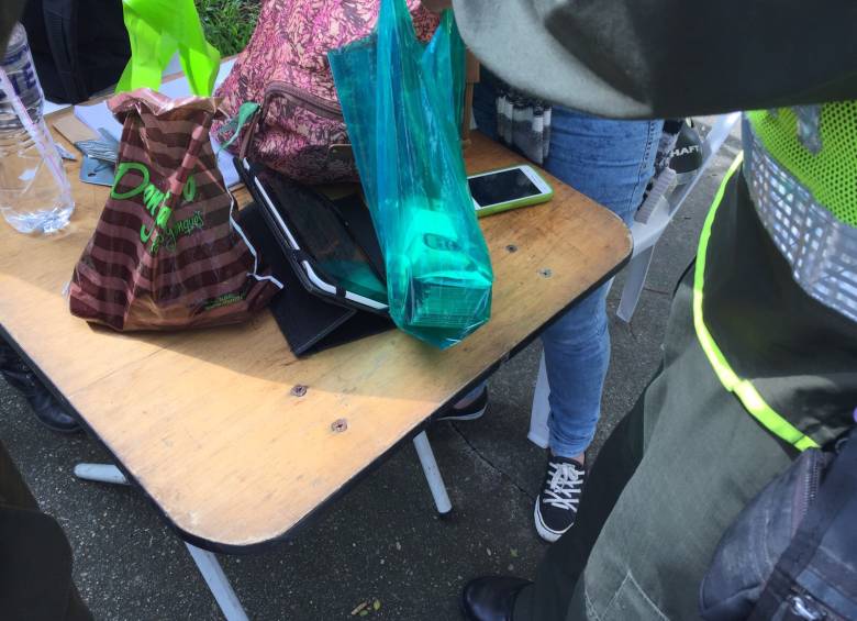 Policía decomisa propaganda política en puestos de votación en envigado. FOTO Esteban Vanegas