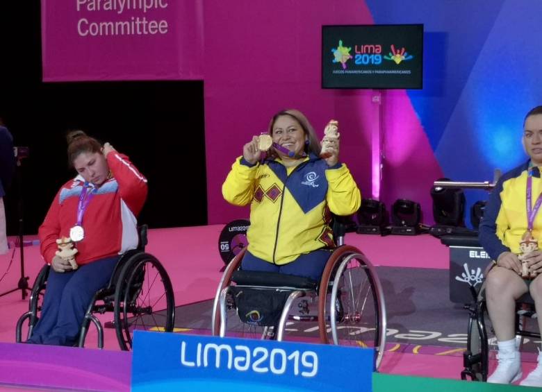 La colombiana celebra en el podio de Lima, tras alcanzar su medalla de oro en powerlifting. FOTO cortesía-comité paralímpico