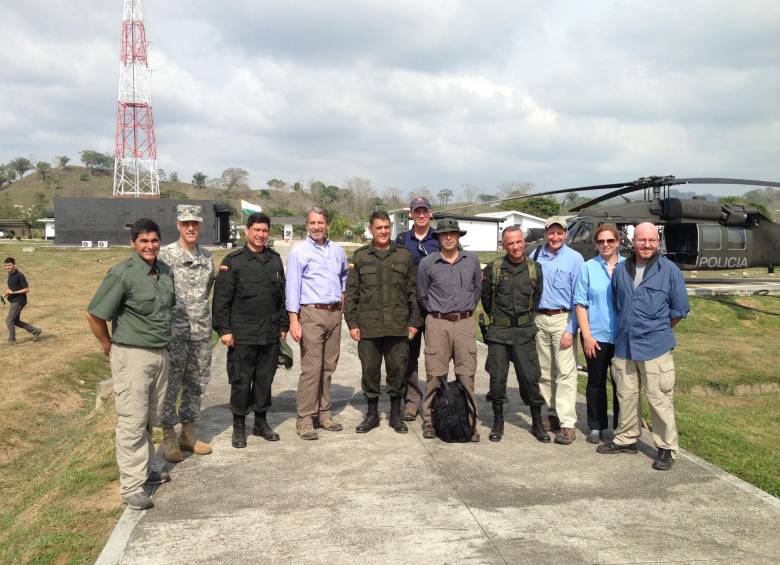 La delegación de E.U. en la base de “Agamenón”, en Necoclí, junto a los directores de la operación, entre ellos Martínez. FOTO embajada e.u.