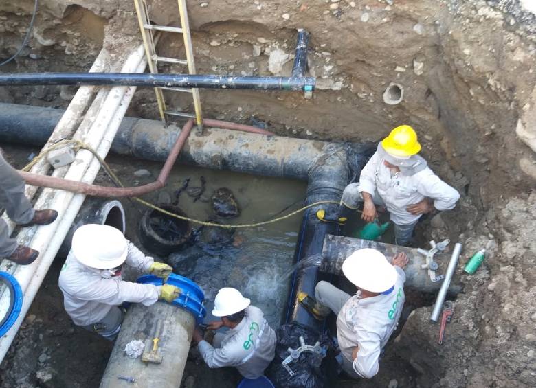 Un día de trabajo para restablecer el agua en Bello