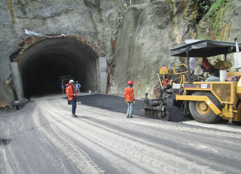 Los trabajos avanzan en seis de los nueve túneles que tendrá la nueva vía, que suman en total 1,5 kilómetros del recorrido entre El Valle y Puerto Valdivia. FOTO cortesía