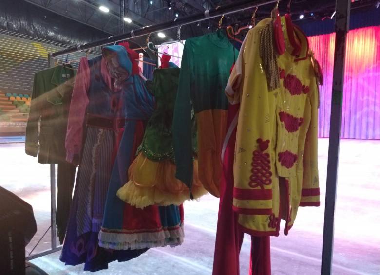 El vestuario de espectáculos como este viaja por el mundo. Hay alguien encargado en que siempre luzca bien. FOTO Claudia Arango Holguín