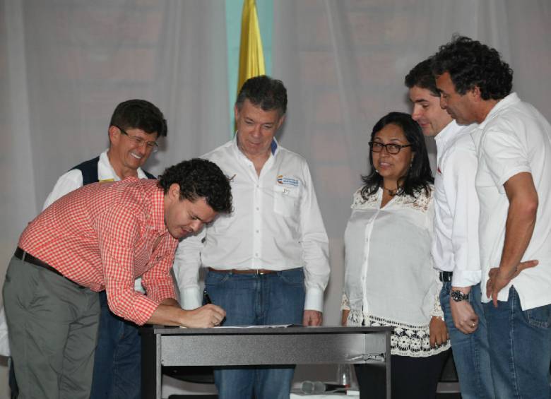 El mandatario participó en la firma del contrato para la adquisición de los predios donde se construirán las 309 viviendas. FOTO EL COLOMBIANO