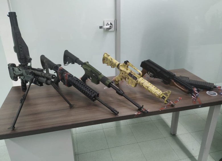 Un mes duró el seguimiento para hallar las armas entre las que hay una ametralladora M60 que tenían como supuesto destino el Eln en Medellín. La ciudadanía brindó información. FOTO Cortesía Ejército